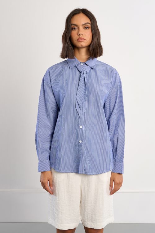 Camisa de mujer de manga larga, asimétrica, con estampado.