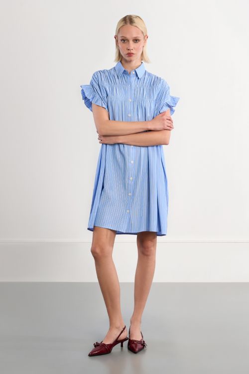 Vestido corto, camisero, con estampado y pliegues.