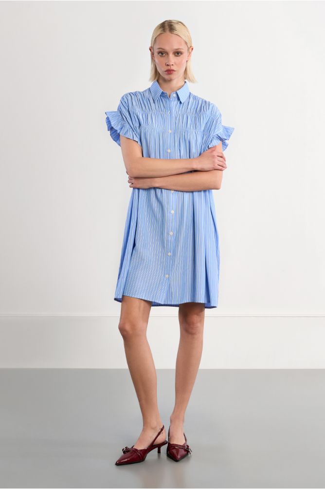 Vestido corto, camisero, con estampado y pliegues.