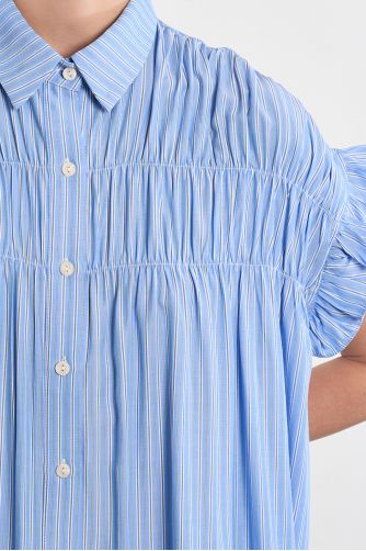 Vestido corto, camisero, con estampado y pliegues.