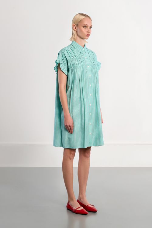Vestido corto, camisero, con estampado y pliegues.