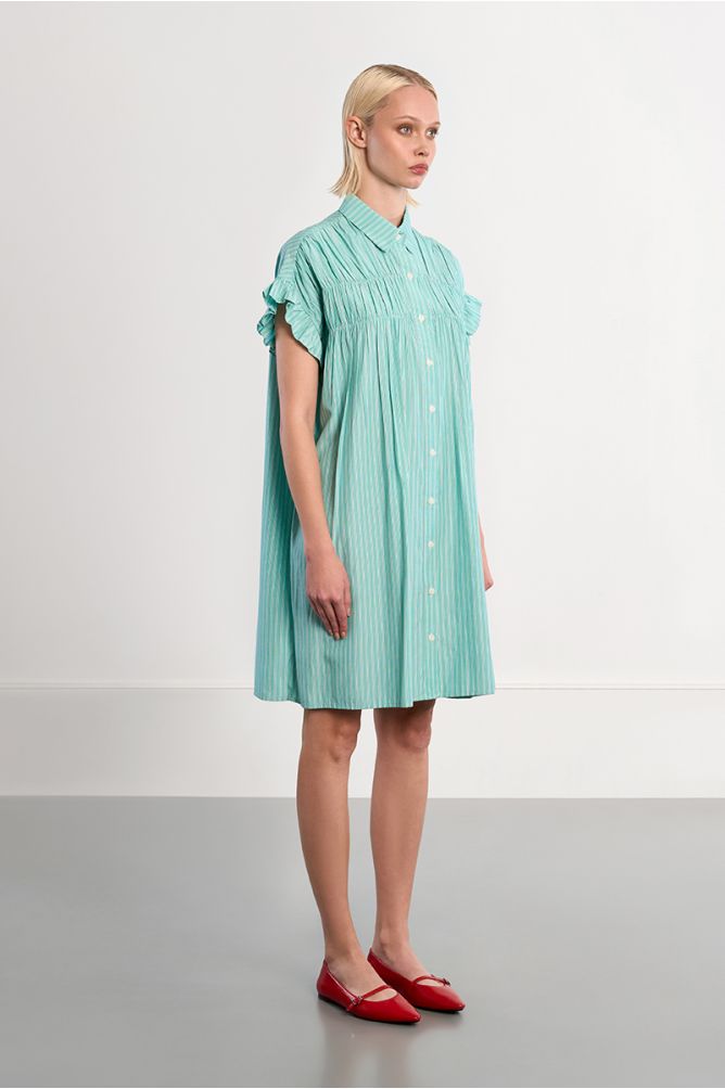 Vestido corto, camisero, con estampado y pliegues.