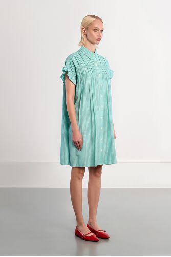 Vestido corto, camisero, con estampado y pliegues.