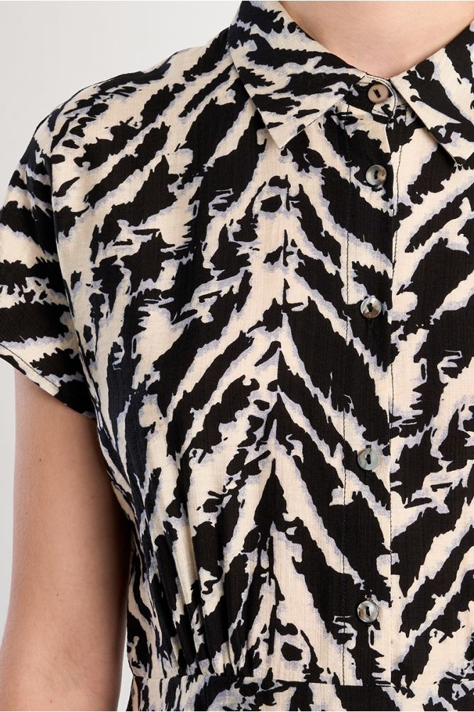 Vestido de manga corta con cuello solapa y estampado.