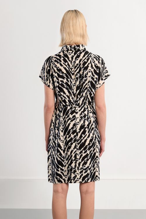 Vestido de manga corta con cuello solapa y estampado.