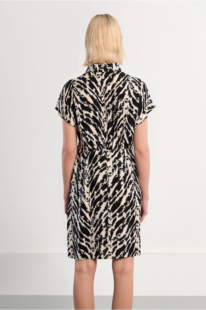 Vestido de manga corta con cuello solapa y estampado.