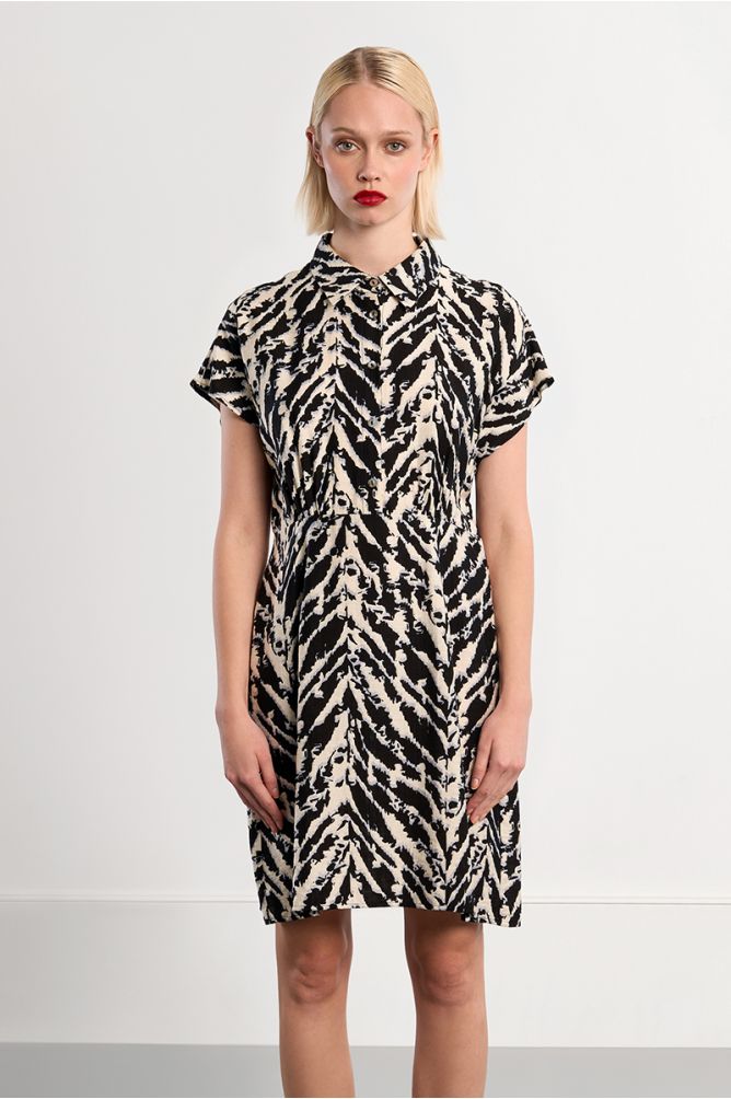 Vestido de manga corta con cuello solapa y estampado.