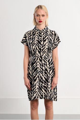 Vestido de manga corta con cuello solapa y estampado.