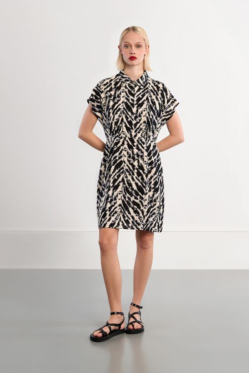 Vestido de manga corta con cuello solapa y estampado.