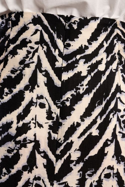 Falda midi, asimétrica, estampado rayas.