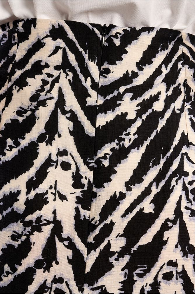 Falda midi, asimétrica, estampado rayas.