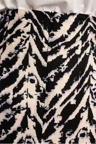 Falda midi, asimétrica, estampado rayas.