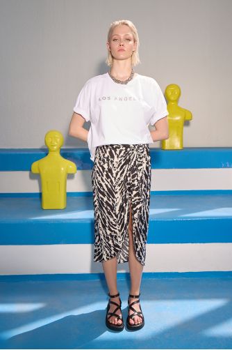 Falda midi, asimétrica, estampado rayas.