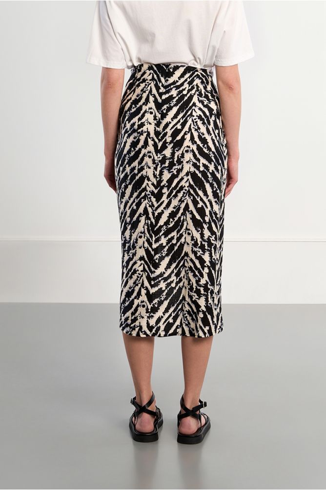 Falda midi, asimétrica, estampado rayas.