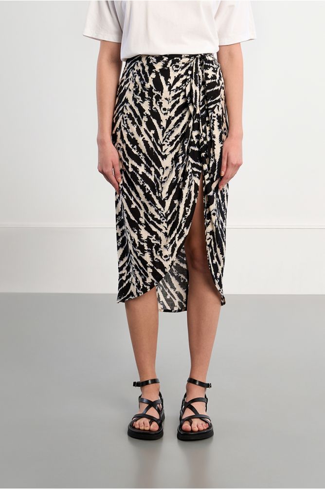 Falda midi, asimétrica, estampado rayas.
