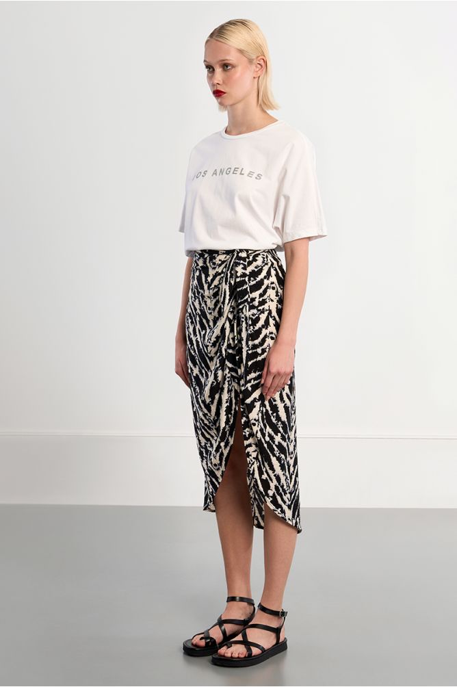 Falda midi, asimétrica, estampado rayas.