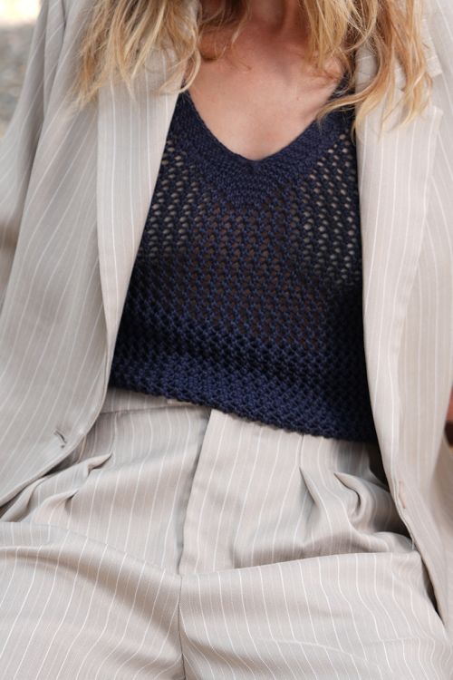 Sleeveless knitted sweater