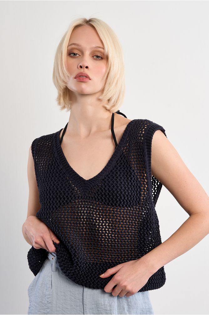 Sleeveless knitted sweater