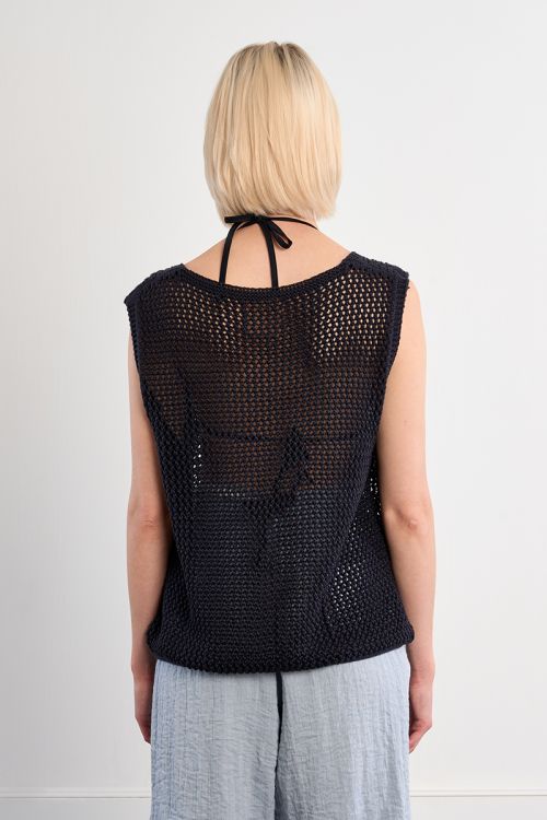 Sleeveless knitted sweater