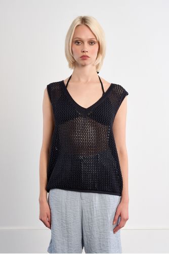 Sleeveless knitted sweater