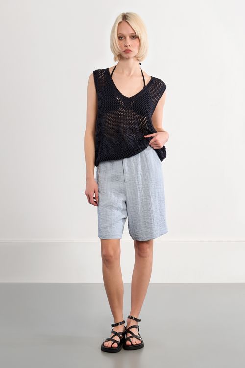 Sleeveless knitted sweater