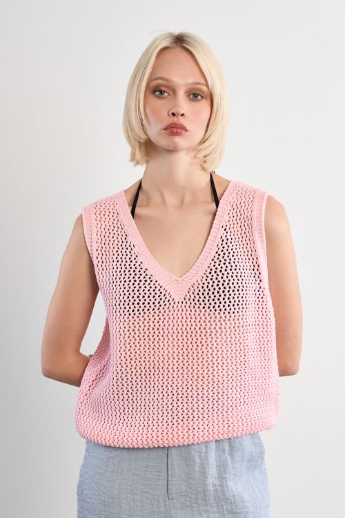 Sleeveless knitted sweater