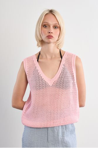 Sleeveless knitted sweater