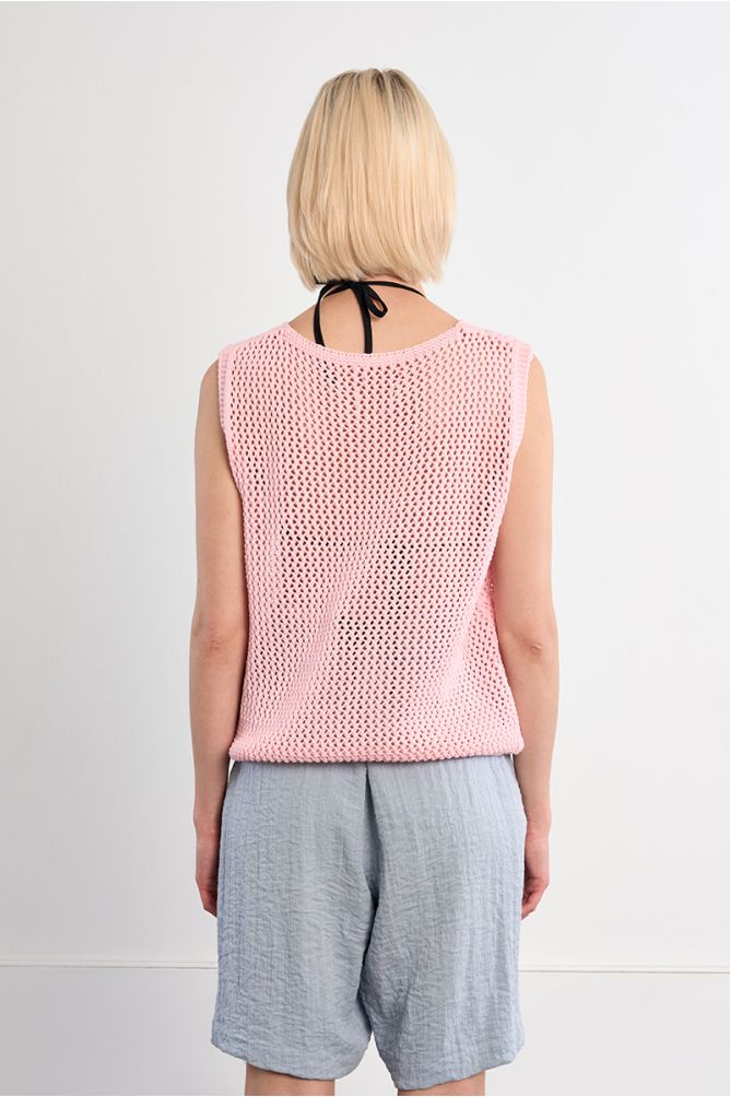 Sleeveless knitted sweater
