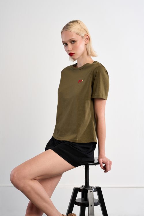 Camiseta de mujer de manga corta, detalle corazones.
