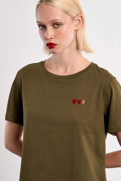 Camiseta de mujer de manga corta, detalle corazones.