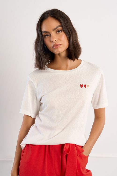 Camiseta de mujer de manga corta, detalle corazones.
