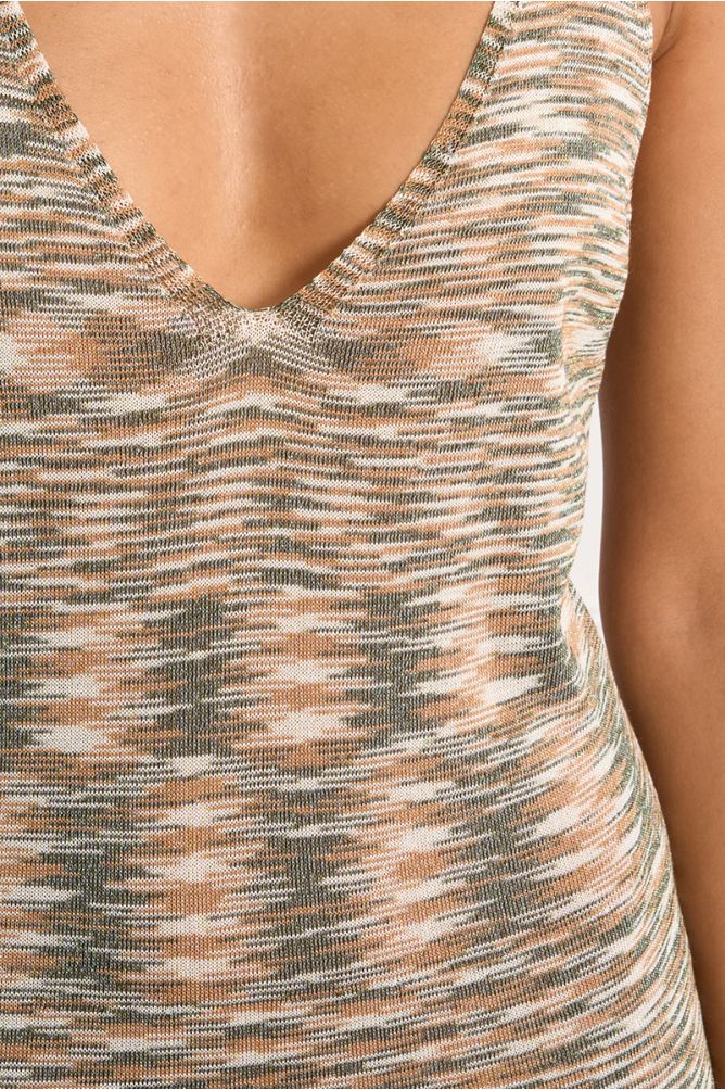 Vestido largo, de tirantes, estampado rayas.