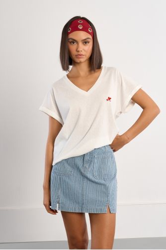 T-shirt basique avec broderies cœurs
