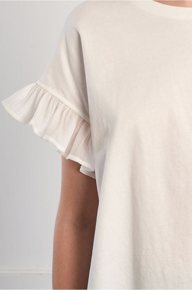 Camiseta de mujer de manga corta, con volantes.