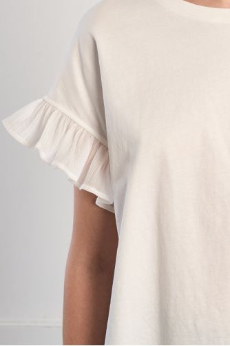 Camiseta de mujer de manga corta, con volantes.