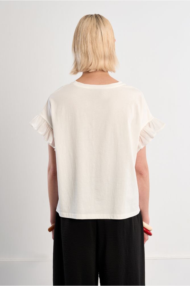 Camiseta de mujer de manga corta, con volantes.