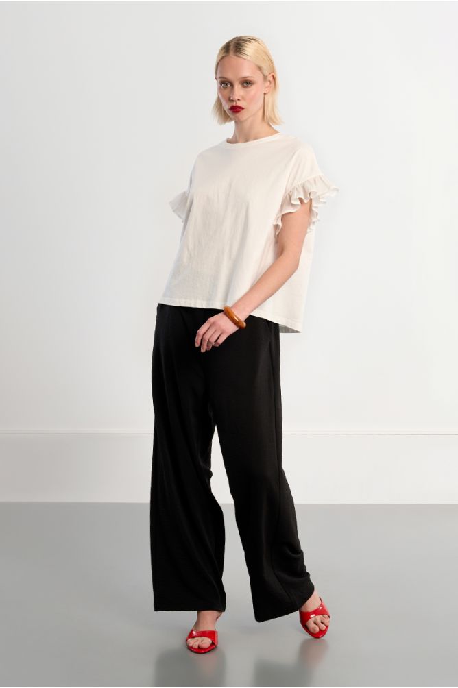 Camiseta de mujer de manga corta, con volantes.