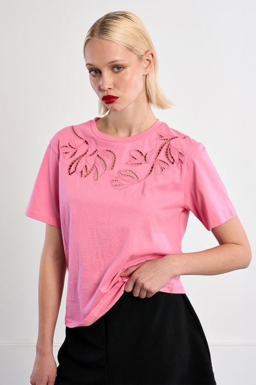 Camiseta de mujer de manga corta, detalle flores.