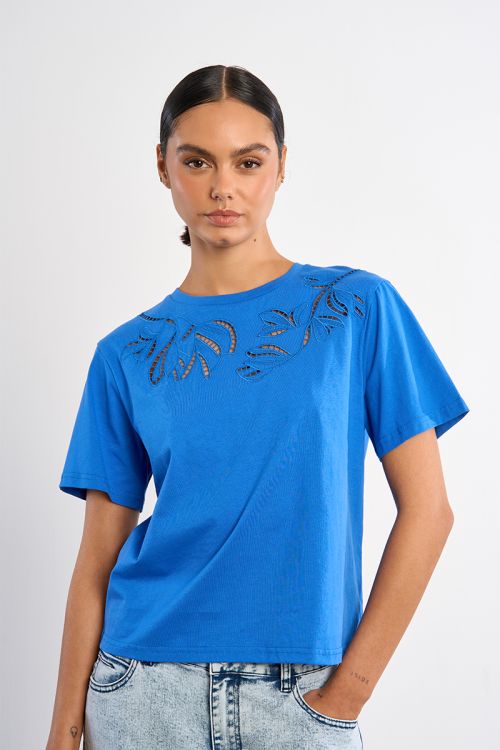 Camiseta de mujer de manga corta, detalle flores.