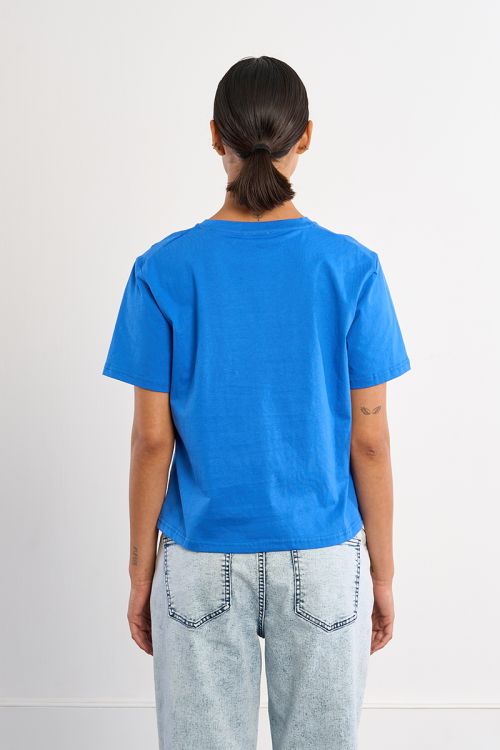 Camiseta de mujer de manga corta, detalle flores.