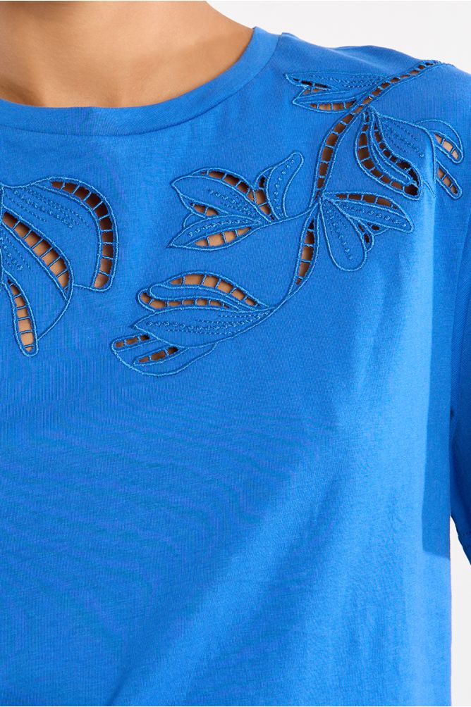 Camiseta de mujer de manga corta, detalle flores.