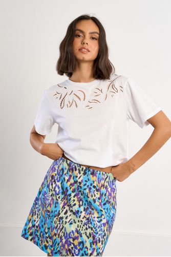 Camiseta de mujer de manga corta, detalle flores.