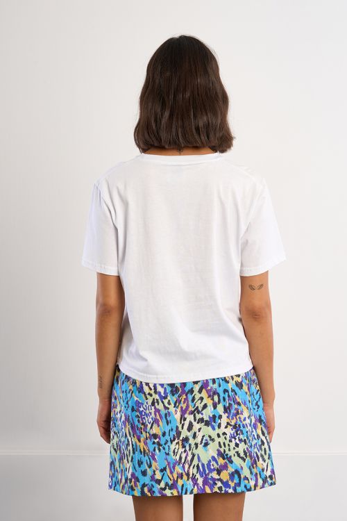 Camiseta de mujer de manga corta, detalle flores.