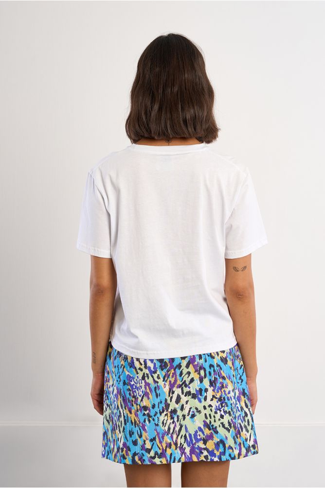 Camiseta de mujer de manga corta, detalle flores.