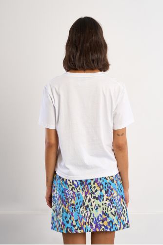 Camiseta de mujer de manga corta, detalle flores.