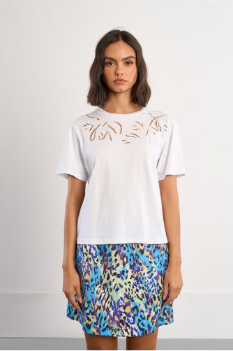 Camiseta de mujer de manga corta, detalle flores.