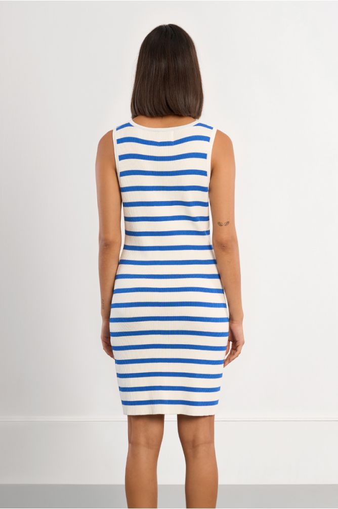 Vestido de manga sisa, estampado rayas.