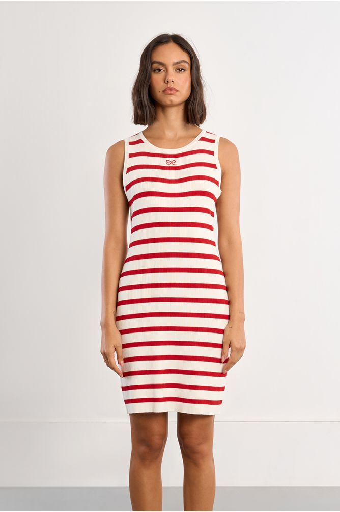 Vestido de manga sisa, estampado rayas.