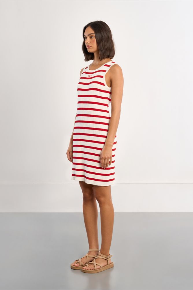 Vestido de manga sisa, estampado rayas.