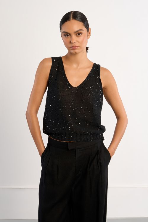 Top de mujer de manga sisa, con lunares brillantes.